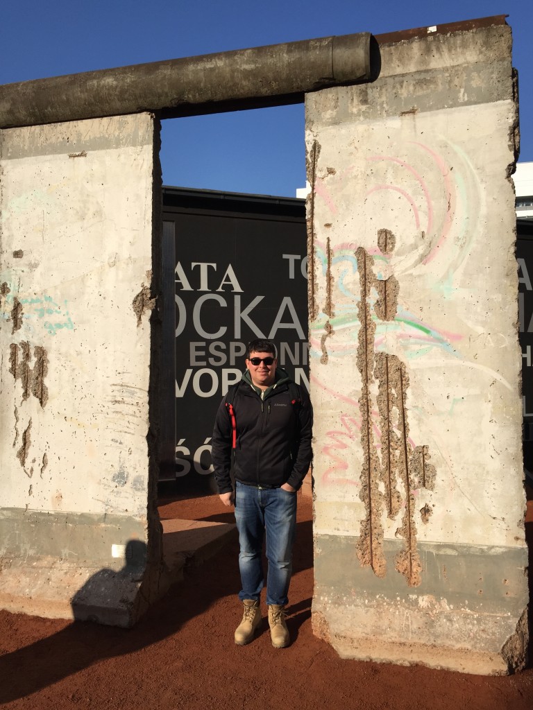 Ich vor einem Stück Berliner Mauer